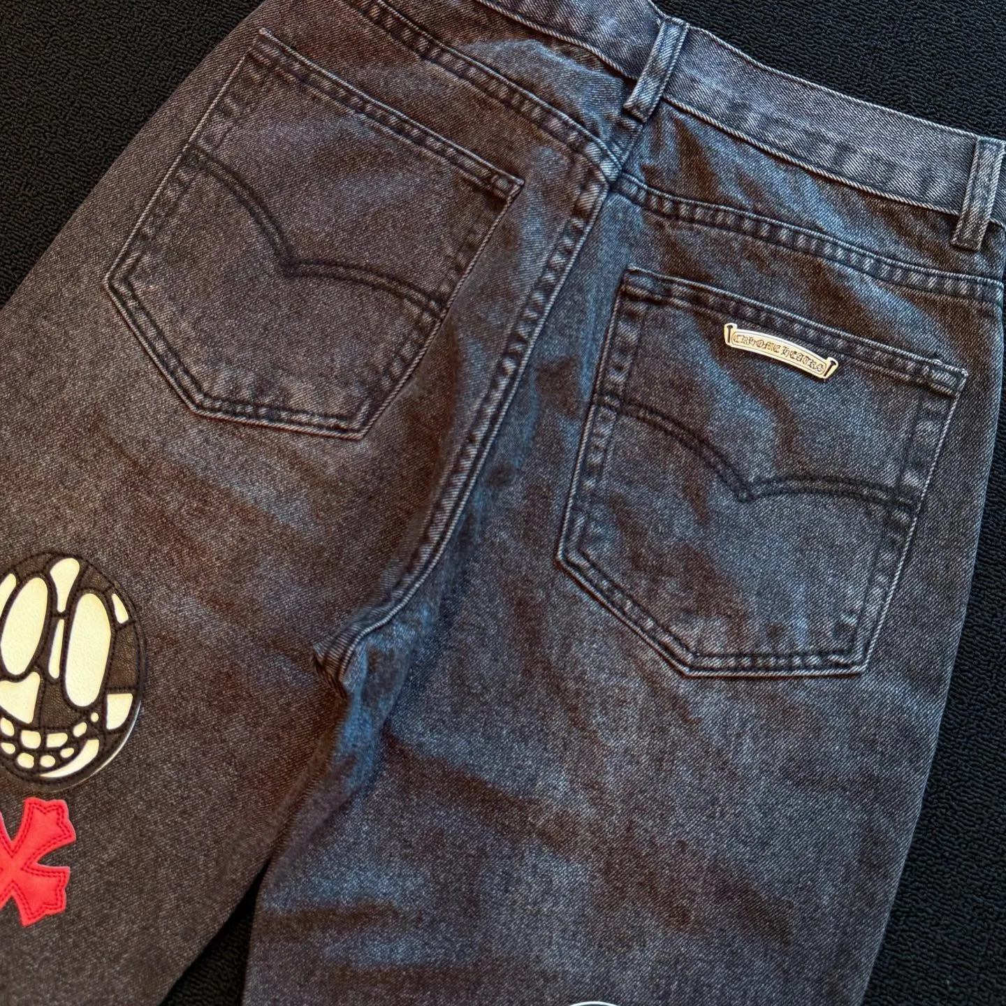 P300 style number: D357 ChromeHearts ChromeHearts multi-color skull contrasting leather patch straight pants ceiling-level jeans, a pair is hard to find at the counter‼ ️About Zangyin✅This is an extremely luxurious fashion brand that can also be called the aristocracy of the high street. It has always been an exclusive brand for some hipsters or rich second generations. The color of this model is already very eye-catching by using a unique washed material. It is decorated with pink patch cross flowers, which cleverly highlights the charm of the brand. Secondly, this model adopts a classic high-waist cut design, which highlights the long legs and fashionable temperament of the upper body. The brand is highly recognizable and the slim-fitting configuration is more suitable for daily wear. The personality will be fashionable and the specifications can be seen at a glance. Materials and technology ✅ Needless to say, this point goes without saying. As an excellent craftsman brand, Zangyin's requirements for details and craftsmanship are really perfect. The washed color of this model has gone through a lot of processes, not to mention the embellishment of the denim appliqués. It is also purely handmade and sewn. Just like what they believe in, only handmade things have soul and have the meaning of wearing. A top-notch heavy-duty fashionable denim item, recommended by both hands‼ ️ Size: 28, 30, 32, 34, 36 (S-XXL) Color: washed gray Size reference: Pants length 100 102 104 106 106 Waist 72 76 80 84 88 Recommended weight S (about 110 pounds) M (about 120 pounds) L (about 140 pounds) XL (about 165) XXL (about 185)